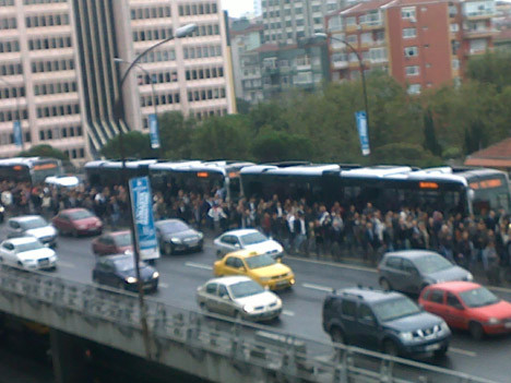 Metrobüs durur, vatandaş yürür !