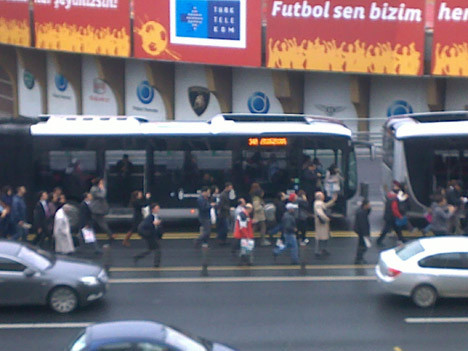 Metrobüs durur, vatandaş yürür !