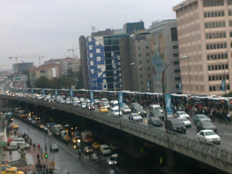 Metrobüs durur, vatandaş yürür !