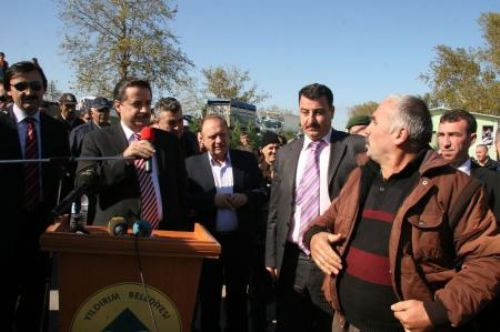 Bakanı böyle protesto etti!