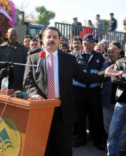 Bakanı böyle protesto etti!