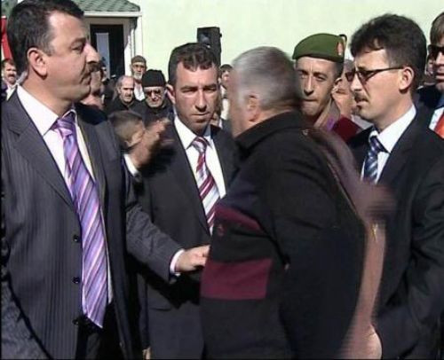 Bakanı böyle protesto etti!