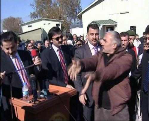 Bakanı böyle protesto etti!