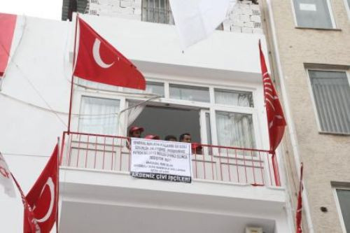 İşçiler CHP binasını işgal etti