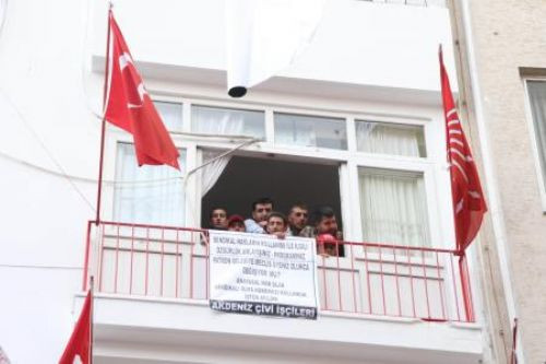 İşçiler CHP binasını işgal etti