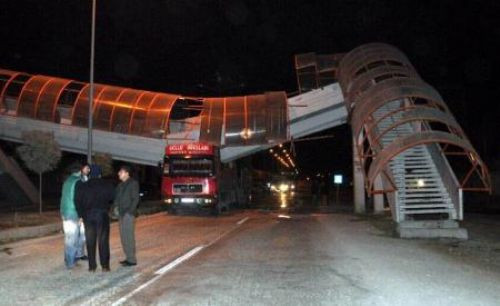 Üst geçidi parçaladı