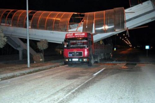 Üst geçidi parçaladı
