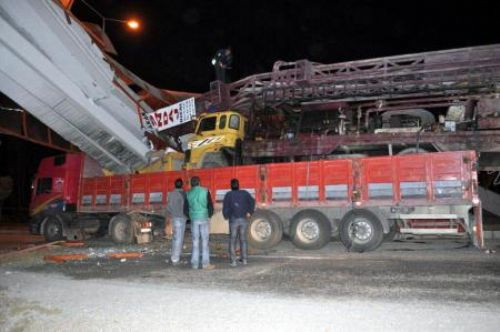 Üst geçidi parçaladı