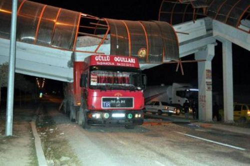 Üst geçidi parçaladı