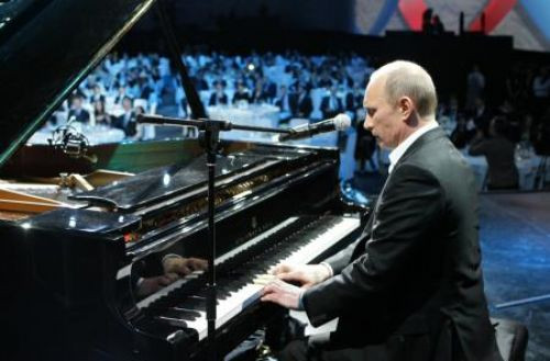 Putin piyano çaldı