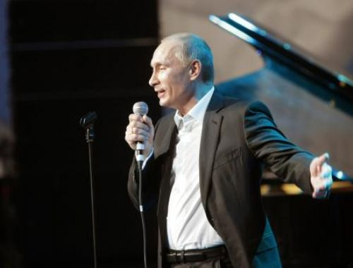 Putin piyano çaldı