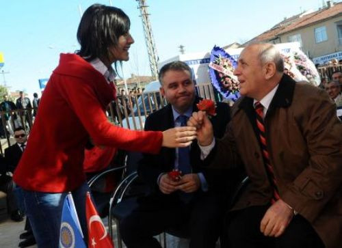 Bu kez çiçek attılar!
