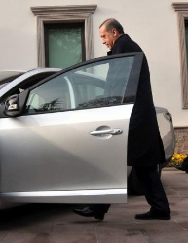 İlk elektrikli otomobili test etti!