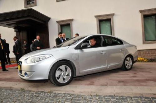 İlk elektrikli otomobili test etti!