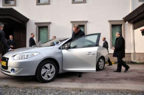 İlk elektrikli otomobili test etti!