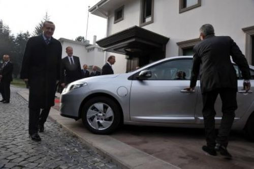 İlk elektrikli otomobili test etti!