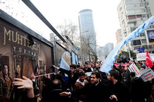 Muhteşem Yüzyıla yumurtalı protesto!