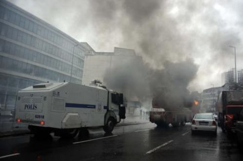 KCK operasyonları protestosunda çatışma!