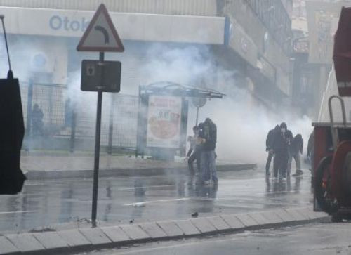 KCK operasyonları protestosunda çatışma!