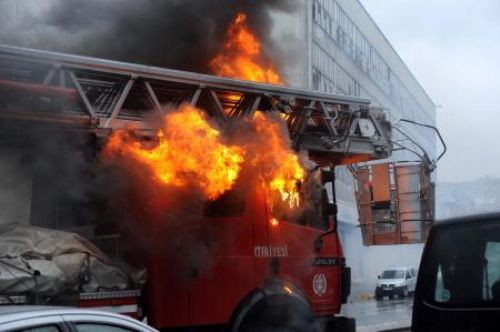 KCK operasyonları protestosunda çatışma!