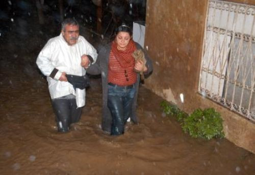 Bodrumda hayat felç oldu