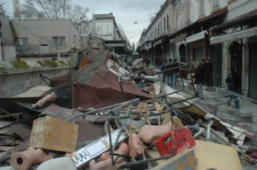Beyazıtta 22 dükkan yıkıldı