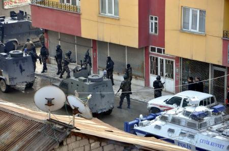 Yüksekovada polise linç !