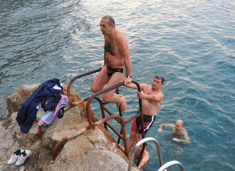 Bu soğukta denizdeler!