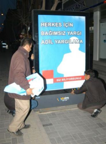 Uşakta afiş krizi sürüyor