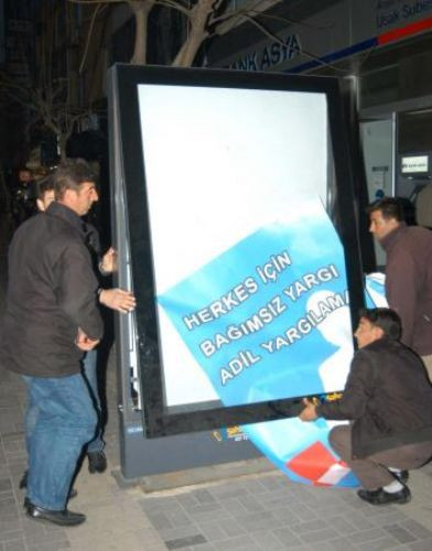 Uşakta afiş krizi sürüyor