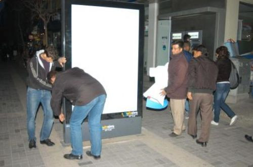 Uşakta afiş krizi sürüyor