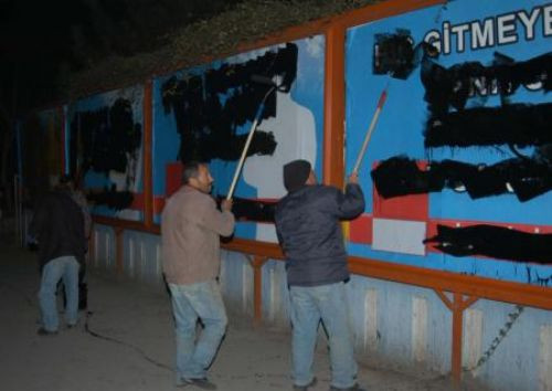 Uşakta afiş krizi sürüyor