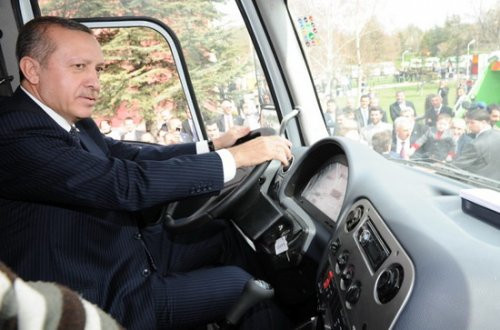 Başbakan Erdoğan çöp kamyonu kullandı