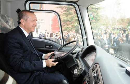 Başbakan Erdoğan çöp kamyonu kullandı