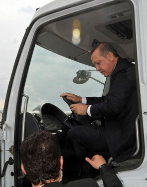 Başbakan Erdoğan çöp kamyonu kullandı