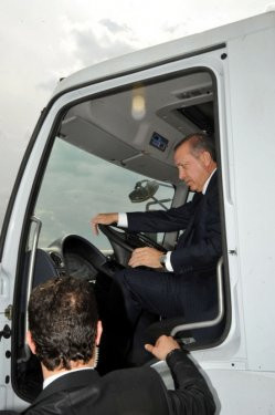 Başbakan Erdoğan çöp kamyonu kullandı