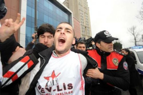 ÖSYM önünde zincirli şifre protestosu!