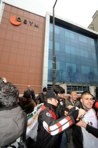 ÖSYM önünde zincirli şifre protestosu!