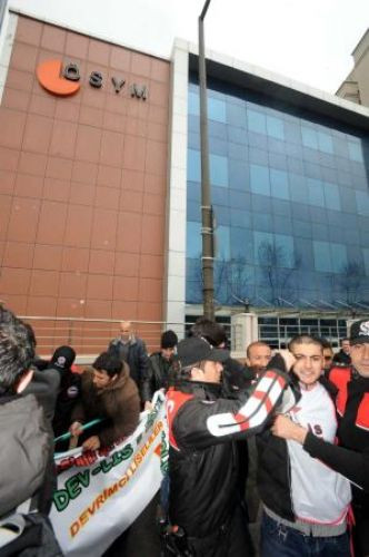 ÖSYM önünde zincirli şifre protestosu!
