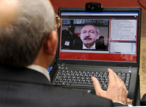 Gençlerle internet üzerinden konuştu