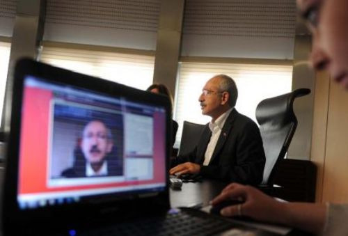Gençlerle internet üzerinden konuştu