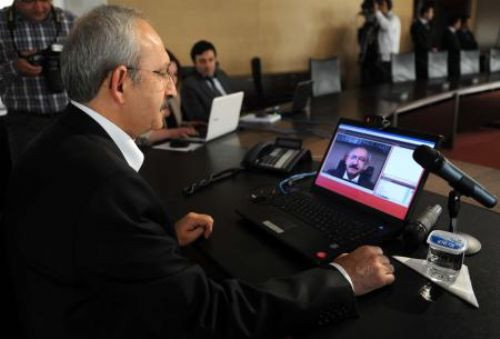 Gençlerle internet üzerinden konuştu