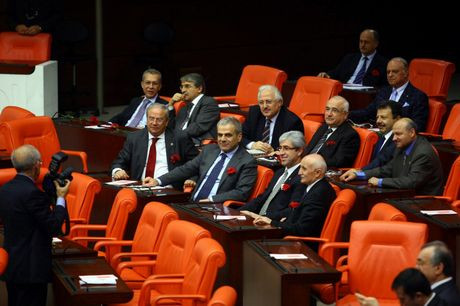 Mecliste veda pozları