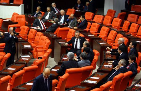 Mecliste veda pozları