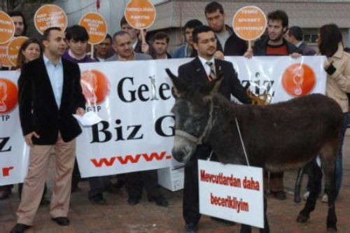 Eşekli eylem yaptı aday gösterildi