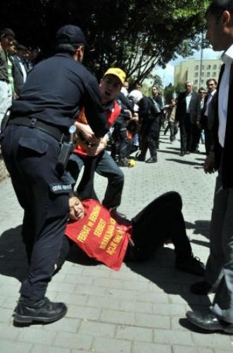 Öğrenciler yerlerde sürüklendi!