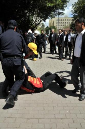 Öğrenciler yerlerde sürüklendi!