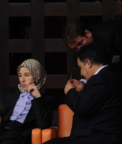 Başörtülü kadın salondan çıkarıldı