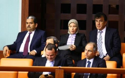 Başörtülü kadın salondan çıkarıldı