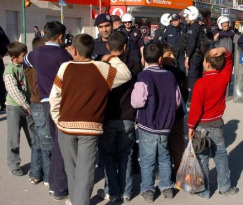 Polislerle oynayan çocuğa tokat